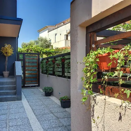 Noemi By Interhome Ližnjan