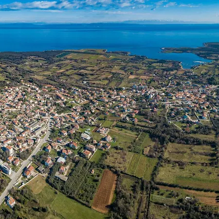 Noemi By Interhome * Ližnjan