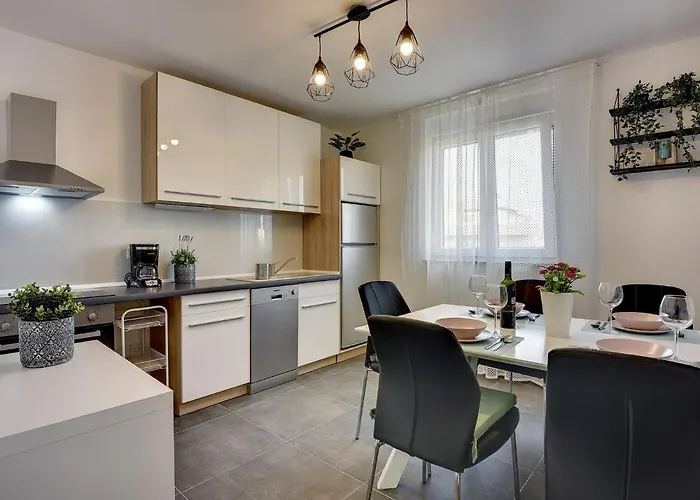 Noemi By Interhome * Ližnjan