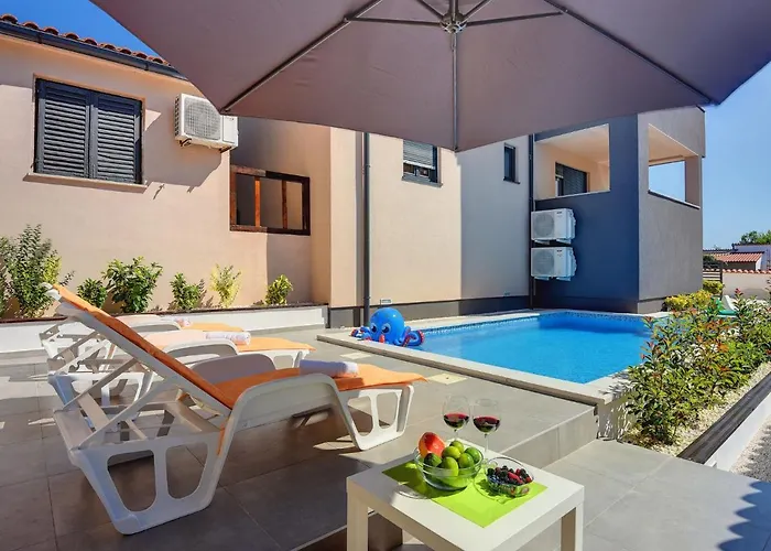 Noemi By Interhome * Ližnjan