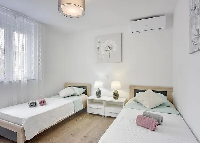 Noemi By Interhome * Ližnjan