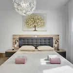 Noemi By Interhome * Ližnjan