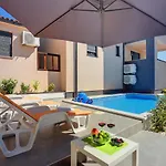 Noemi By Interhome * Ližnjan