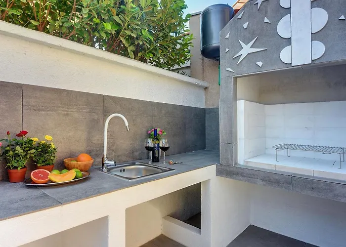 Noemi By Interhome * Ližnjan